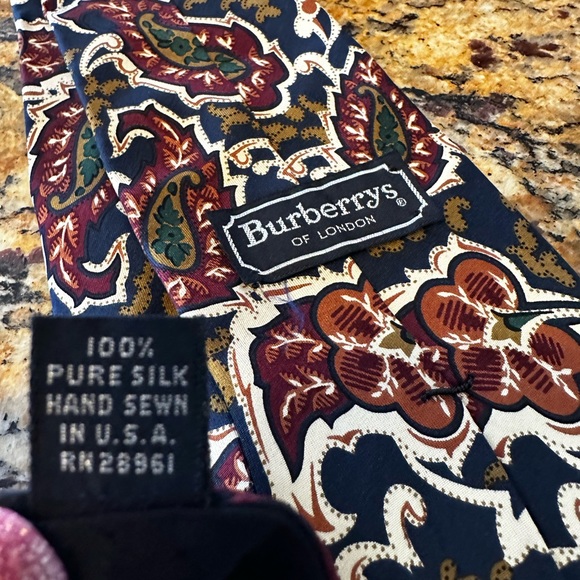 Burberry’s ❤️of London Paisley 100% Silk Tie. Hand Sewn in USA~Pre❤️Loved - Picture 5 of 9